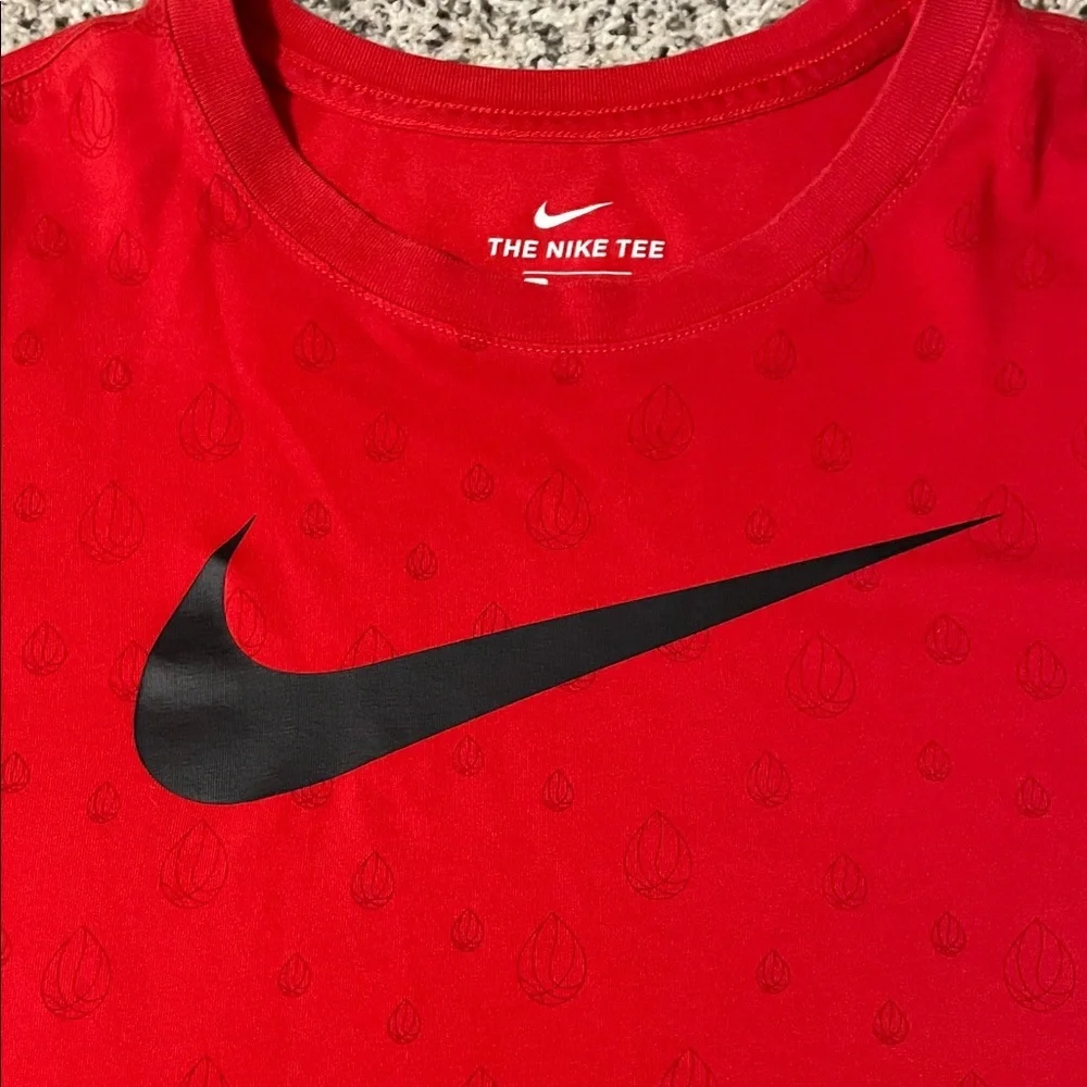 Nike Men's Red basketball short sleeve shirt size large